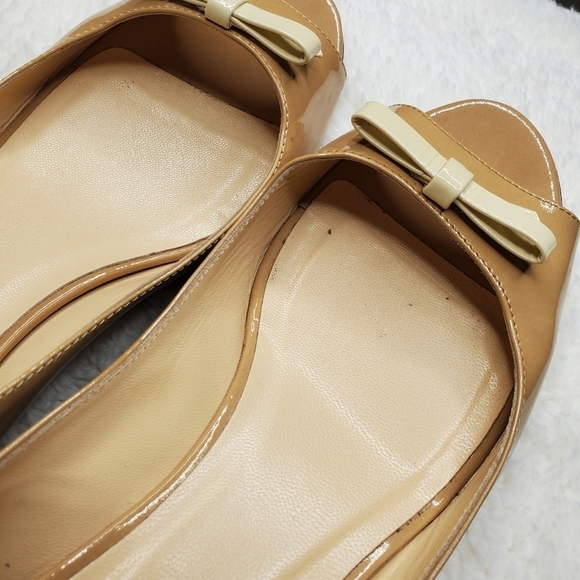 Kate Spade Tracey Nude Tan Patent Leather Bow Peep Toe Wedge Pump Heels - Picture 11 of 13